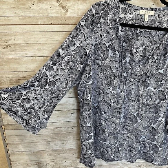 Chaus New York Womens L Blouse 3/4 Sleeve Blue Fan Print Lightweight V-Neck - Picture 3 of 7